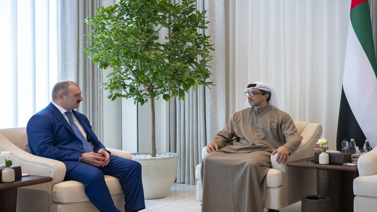 منصور بن زايد يستقبل المبعوث الخاص لرئيس دولة بيلاروسيا في أبوظبي